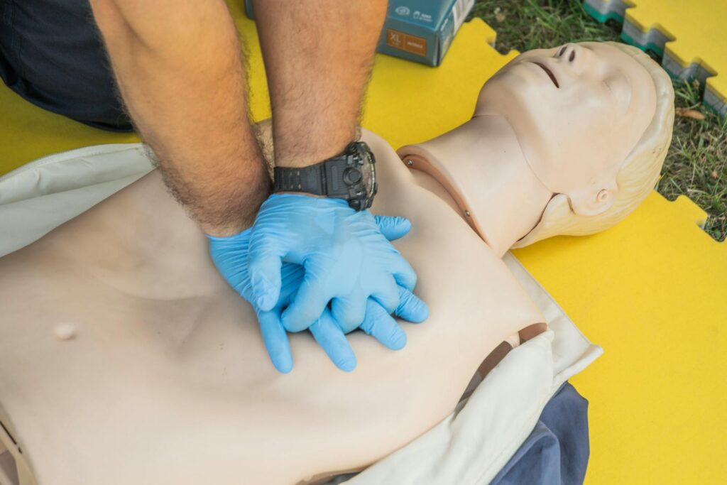 Praktische Übung einer Herz-Lungen-Wiederbelebung mit Dummy in einer Ersthelfer-Schulung in Bremen.